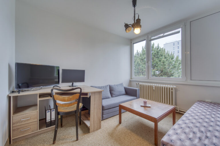 referenční byt v ulici Molákova na Praze Karlín, pokoj před rekonstrukcí a před pronajmutí firmě Dormitoryprague pro účely spolubydlení a správy nemovitostí ZDARMA