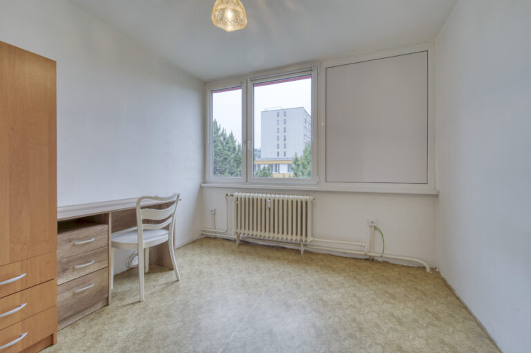 referenční byt v ulici Molákova na Praze Karlín, pokoj před rekonstrukcí a před pronajmutí firmě Dormitoryprague pro účely spolubydlení a správy nemovitostí ZDARMA