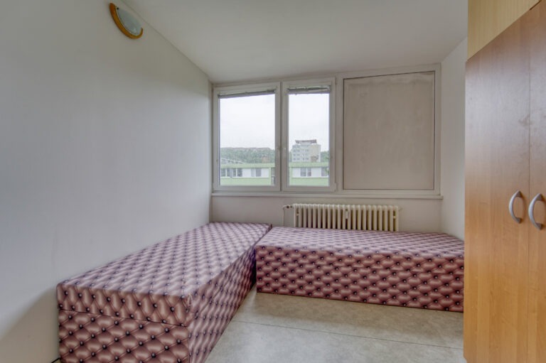 referenční byt v ulici Molákova na Praze Karlín, pokoj před rekonstrukcí a před pronajmutí firmě Dormitoryprague pro účely spolubydlení a správy nemovitostí ZDARMA