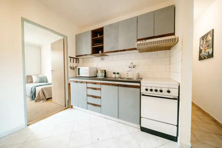 referenční byt v ulici Molákova v Praze Karlín pokoj který byl zrekonstruován firmou Dormitoryprague pro účely spolubydlení a správy nemovitostí ZDARMA