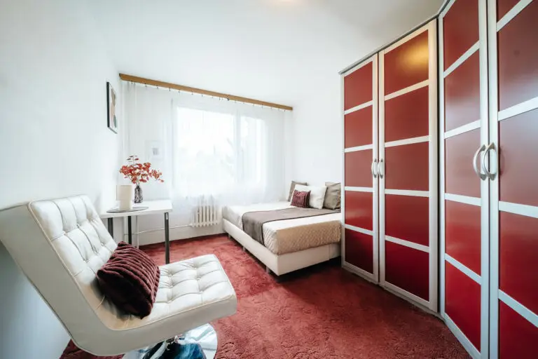 referenční byt v ulici Hviezdoslavova na Praze Háje, pokoj který byl zrekonstruován firmou Dormitoryprague pro účely spolubydlení a správy nemovitostí ZDARMA