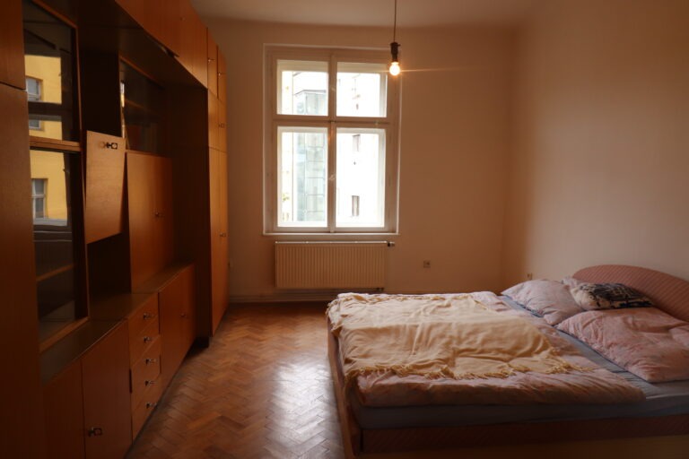 referenční byt v ulici Seifertova na Praze 3 Žižkov, pokoj před rekonstrukcí a před pronajmutí firmě Dormitoryprague pro účely spolubydlení a správy nemovitostí ZDARMA