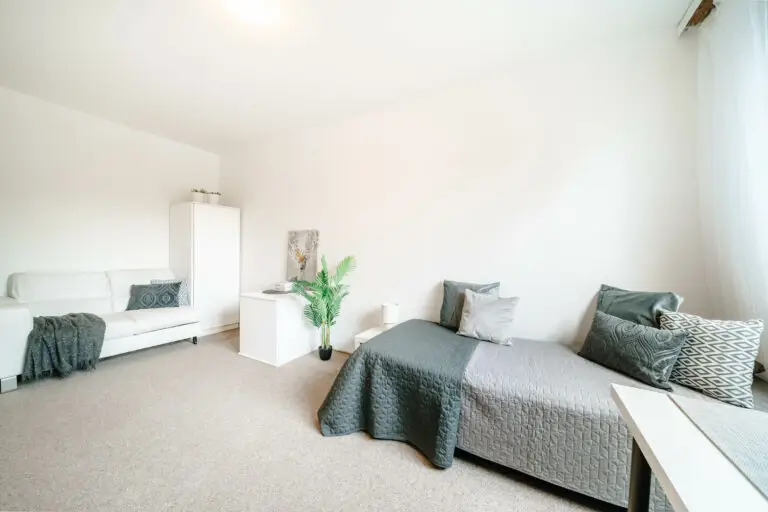 referenční byt v ulici Hviezdoslavova na Praze Háje, pokoj který byl zrekonstruován firmou Dormitoryprague pro účely spolubydlení a správy nemovitostí ZDARMA