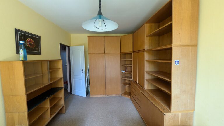 referenční byt v ulici Hviezdoslavova na Praze Háje, pokoj před rekonstrukcí a před pronajmutí firmě Dormitoryprague pro účely spolubydlení a správy nemovitostí ZDARMA